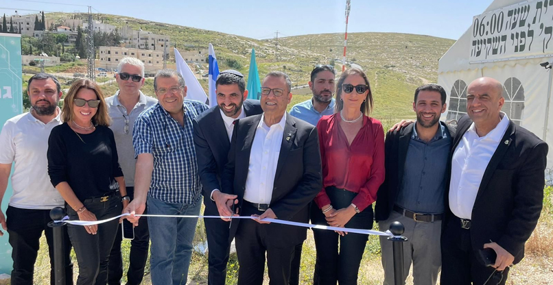 משה ליאון - ראש עיריית ירושלים(במרכז), וד"ר שלמה קרעי (משמאלו), שר התקשורת - גוזרים את הסרט בהשקת אתר דור 5 סלולרי בשכונת הר חומה בירושלים.