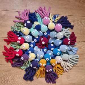 סריגת תמנונים לפגים. עמותת לה"ב.