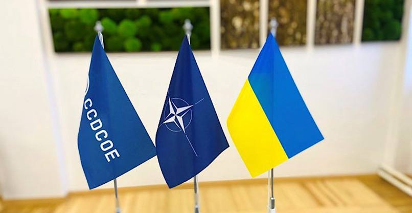 מימין: דגלי אוקראינה, נאט"ו ו-CCDCOE.