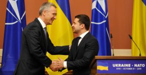 נשיא אוקראינה, ולודימיר זלנסקי (מימין), לוחץ את ידו של מזכ"ל נאט"ו, ינס סטולטנברג.