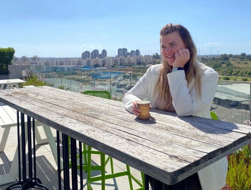 אצל הלקוח, בהפסקת קפה עם נוף. אנה טרבונקו, מנהלת פרויקטים ומפתחת BI בקליק ישראל.