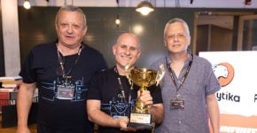 אלופת השחמט של תעשיית ההיי-טק הישראלית לשנת 2023 - הנבחרת של אקמאי. מימין: אייל גור, מנהל מוצר בכיר. גבריאל קלברזה, מנהל מכירות, לאון בריק, מנהל QA.