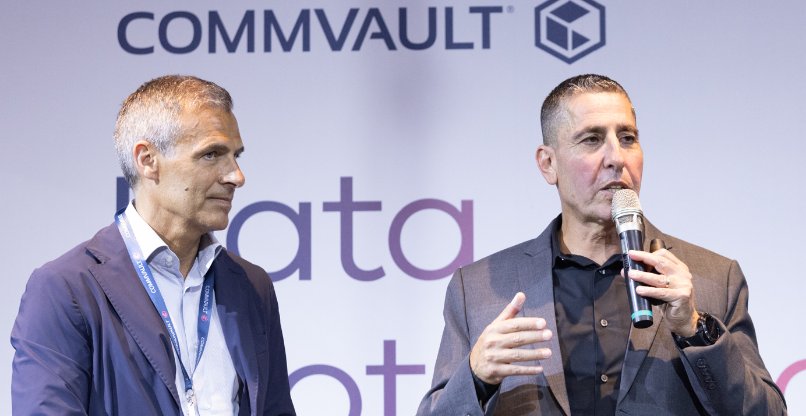 מימין לשמאל: רונן נוי, מנכ"ל קומוולט ישראל, ומאורו פלמיג'יאני, סגן נשיא אזורי, האחראי על דרום ומערב אירופה וישראל, בקומוולט.