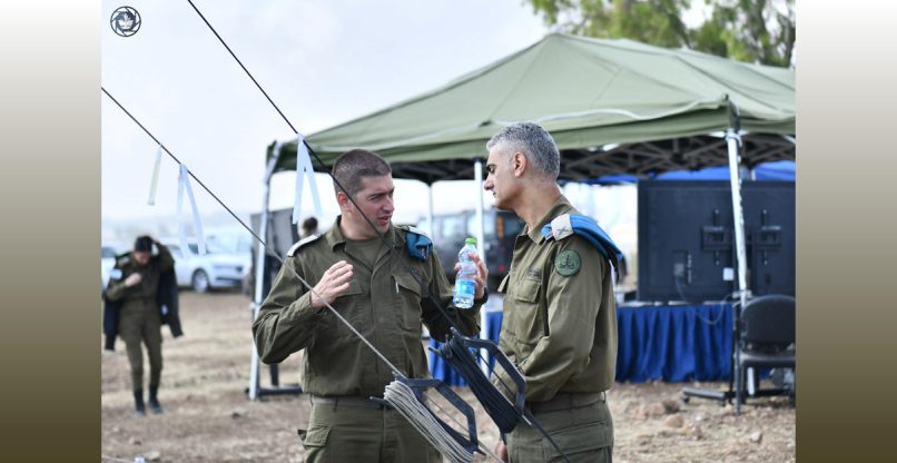 סא''ל עידן חרירי (משמאל) משוחח עם תת-אלוף יוסי כראדי, הקשר''ר.