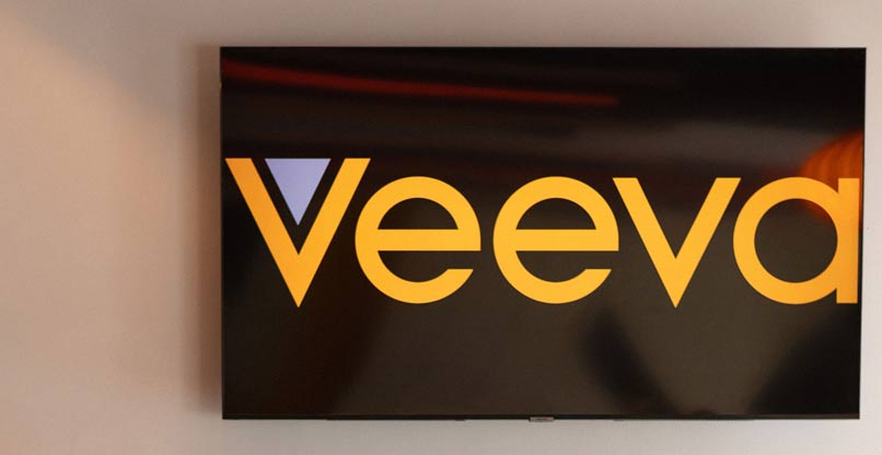 שלט עם הלוגו של ויוה במרכז שלה בקריית אונו.