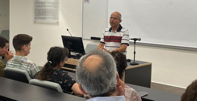 פרופ' משה צבירן פותח את האירוע.