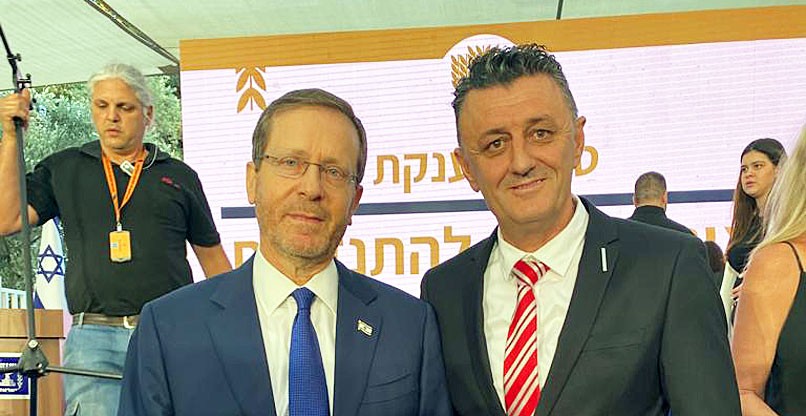 מימין: קופטאן חלבי, מייסד DTEC, ונשיא המדינה, יצחק הרצוג, בטקס קבלת האות.