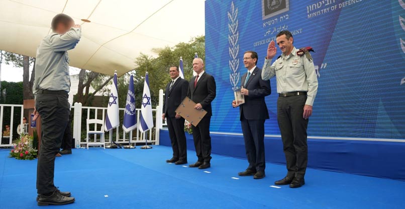 מעניקים את הפרס: הרמטכ"ל, רא"ל הרצי הלוי, נשיא המדינה, יצחק הרצוג, שר הביטחון, יואב גלנט, ומנכ"ל משרד הביטחון, אלוף (מיל') אייל זמיר.