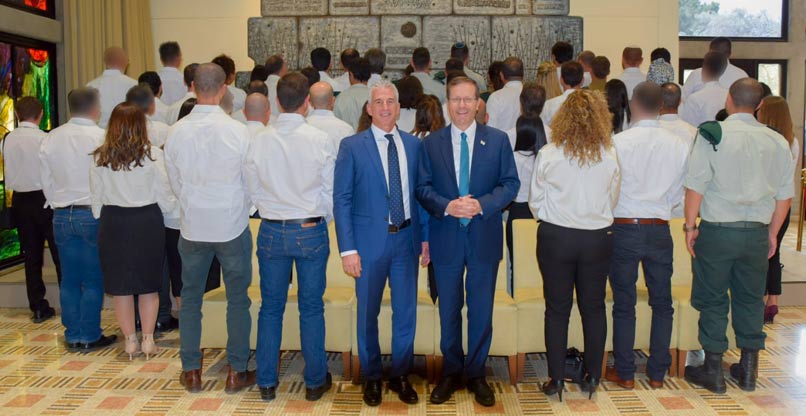 נשיא המדינה, יצחק הרצוג, ומנכ"ל משרד הביטחון, אלוף (מיל') אייל זמיר, עם הזוכים בפרס.