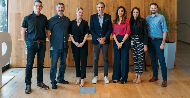 מימין: גילי לבקוביץ', מנהל מכירות ERP בענן בסאפ ישראל; אדווה עובדיה הרשטיק, מנהלת תחום הכשרת שותפים בחברה; חולוד איוש, מנהלת ארגון לווי והכוונה של פרויקטי שותפים לאזור EMEA דרום בסאפ; ראפה ברוניני, מנהל ארגון השותפים לאזורEMEA דרום בחברה; שרון בן ארי, מנהלת שותפים בסאפ ישראל; ליעד גוטנטג, סמנכ"ל חטיבת SMB בחברה; ורועי עד, תמיכת שותפים בסאפ ישראל.