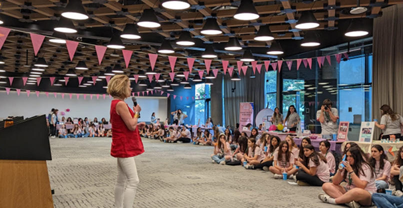 מיכל ברוורמן בלומנשטיק, מנכ"לית מיקרוסופט ישראל מחקר ופיתוח, פוגשת את נערות QueenB.