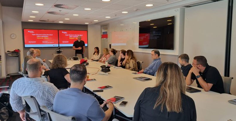 מני צרפתי, ארכיטקט פתרונות בכיר ברד האט ישראל, מרצה בפני המשתתפים במפגש.