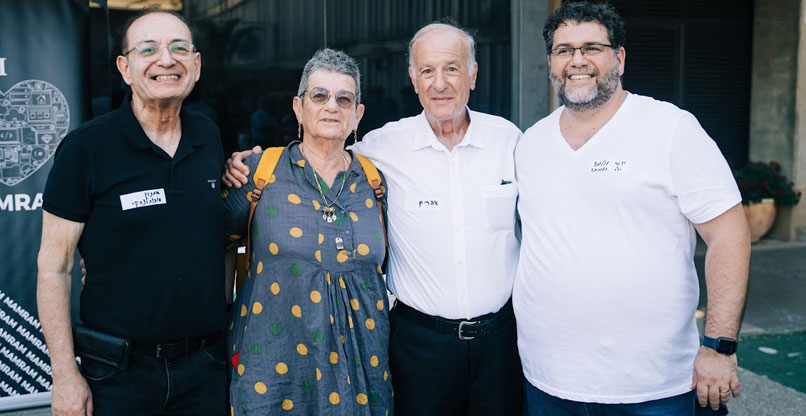 מימין: יוסי מלמד, מייסד ויו"ר עמותת בוגרי ממר"ם; פרויקה גנדלברג, האיש שעבד במערך ההפעלה של ממר"ם, כאזרח עובד צה"ל, ממש עד לאחרונה, והכי הרבה שנים ביחידה; נעמי אברמסון; ואמנון סוכובלנסקי.