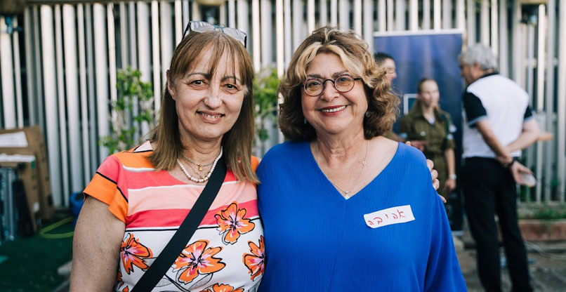 מימין: אביבה שידלובסקי ואילה חכים, לשעבר מפקדת ממר"ם.