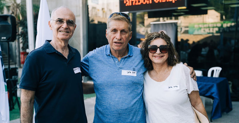 מימין: שרה ומיקי אילני; ויורם בן בסט.