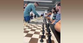 שיחק מול עשרות עובדים במקביל. ניצן שטיינברג, רב אמן בשחמט ושחקן נבחרת ישראל הבוגרת, אנליסט פיננסי במשרת סטודנט באינטל.
