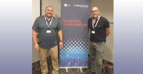 מימין לשמאל: רון הולצמן, מנהל מכירות פתרונות בחטיבת ברודקום-תוכנה ב-נספרו; ו-קאי ויארדה (Kaj Wierda), מנהל מוצר Automic Automation בברודקום.