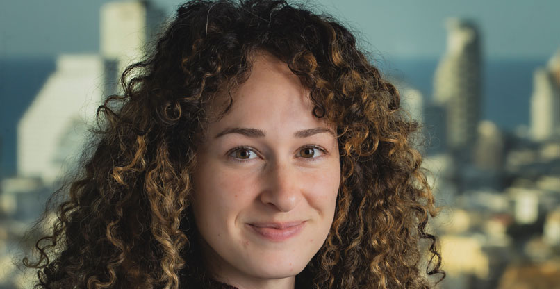 עומר שליפקה, מנהלת צוות פיתוח והנדסה באיילנד.