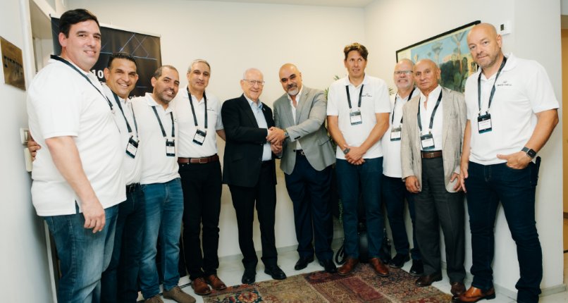 רובי ריבלין עם הנהלת ווייט האט.