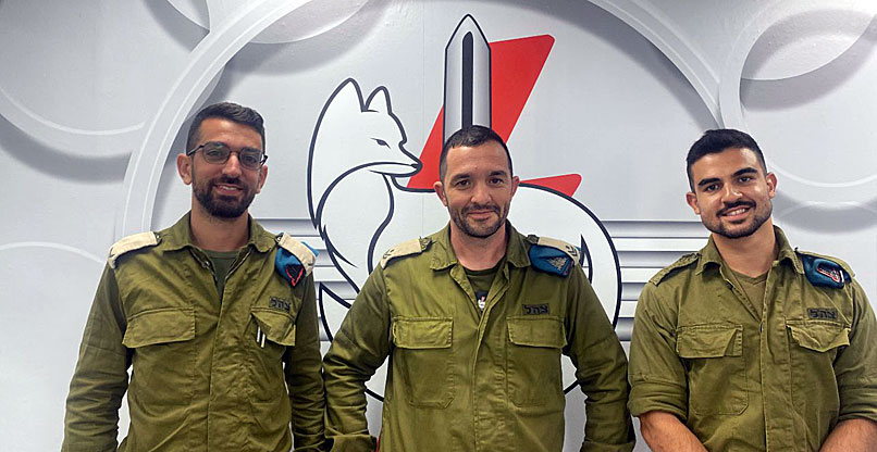 אנשי פיקוד הדרום. מימין: סמל איתי חסון, מפתח מערכות מידע; רס''ב אלכס לידוגוסטר, ראש תחום BI; ורס''ל צוריאל אבוחצירא, מנהל הידע הפיקודי במחלקת התקשוב.