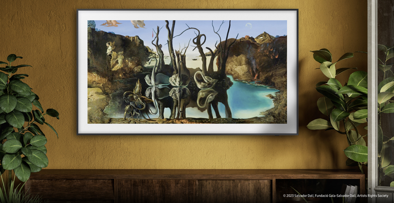 "ברבורים משתקפים בפילים" של סלבדור דאלי - על מסך טלוויזיית The Frame של סמסונג.