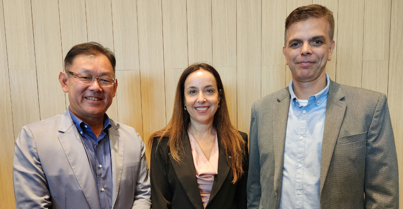 משיקים את פורום ההיי-טק ישראל-יפן של לשכת המסחר. מימין: גילעד מאירוביץ, יו״ר לשכת המסחר ישראל-יפן ושותף וראש תחום יפן במשרד עורכי הדין הרצוג פוקס ונאמן, נועה אשר, מנכ"לית NTT ישראל, קטושיקו קאזווה, סגן נשיא בכיר וסמנכ"ל הטכנולוגיות של NTT