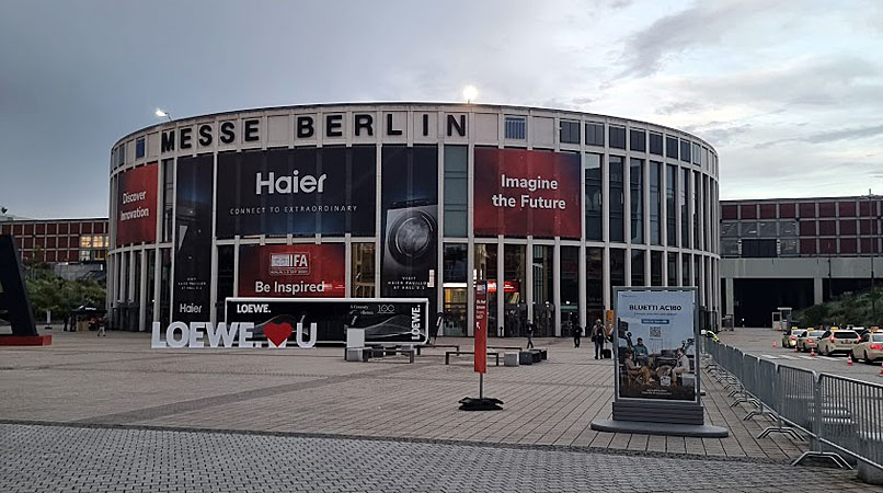 הכניסה הדרומית לתערוכת IFN, שמתפרסת על פני שטח ענק. מכאן מגיעים ישירות לתצוגה של הסטארט-אפים והחברות הקטנות יותר, בעוד שאלה הענקיות מתרכזות באולמות הענק בכניסה הצפונית.