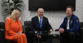 שנאת ישראל מופצת ב-X, למרות הפגישה. מימין: אילון מאסק; ראש הממשלה, בנימין נתניהו; ורעייתו, שרה.