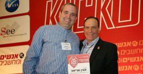 פלי הנמר מעניק לאורן אריאב אות מנמ"ר מצטיין.