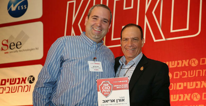 פלי הנמר מעניק לאורן אריאב אות מנמ"ר מצטיין.