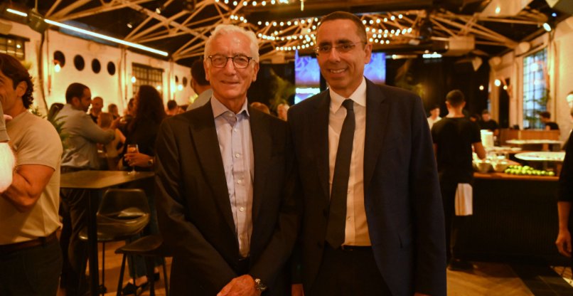 מימין לשמאל: אבי לוי, מנכ"ל קבוצת דיסקונט וסר רונלד כהן, מייסד אייפקס פרטנרס.