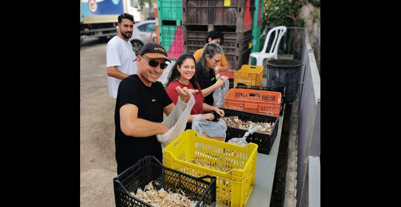 עובדי ארטליסט אורזים מזון למשפחות קשות יום בעמותת עולם חסד יבנה בבית שאן