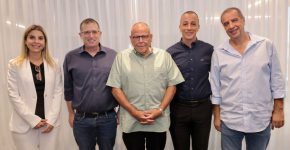 מימין: איציק בסל - יו"ר ארגון עובדי בזק, עו"ד אופיר אלקלעי - יו"ר הסתדרות עובדי המדינה, ארנון בר-דוד - יו"ר ההסתדרות, רן גוראון - מנכ"ל בזק, ומורן קיטה - סמנכ"לית משאבי אנוש בבזק.