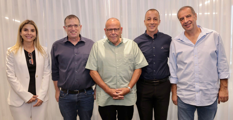 מימין: איציק בסל - יו"ר ארגון עובדי בזק, עו"ד אופיר אלקלעי - יו"ר הסתדרות עובדי המדינה, ארנון בר-דוד - יו"ר ההסתדרות, רן גוראון - מנכ"ל בזק, ומורן קיטה - סמנכ"לית משאבי אנוש בבזק.