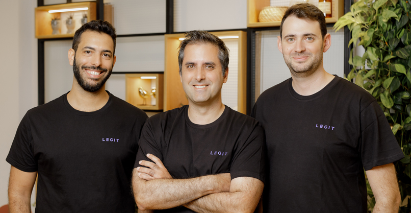 מייסדי לג'יט סקיוריטי. מימין: ליאב כספי - מנהל הטכנולוגיות, רוני פוקס - מנכ"ל, וליאור ברק - מנהל התהליכים.
