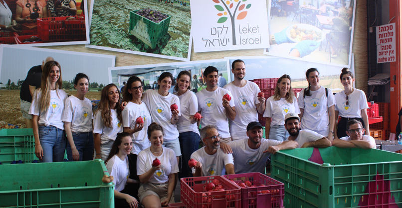 עובדי WSC Sports אורזים חבילות מזון למעוטי יכולת ונזקקים בעמותת לקט ישראל.