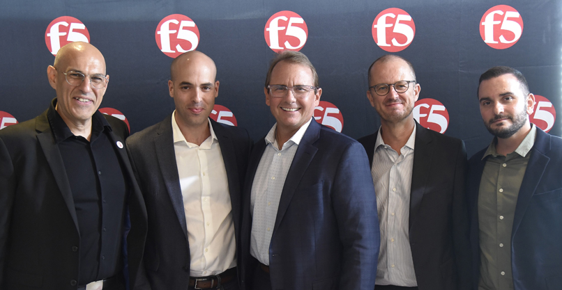 משיקים את המשרדים החדשים. מימין: מוטי בן שושן, מנהל בכיר לחטיבת השותפים בדרום אירופה; פייר קסטלנאו, סגן נשיא בכיר, אירופה, אפריקה והמזרח התיכון; צ'אד וולאן, סגן נשיא למכירות גלובליות; ארן אראל, דירקטור אזורי של F5 בישראל, איבריה, יון וקפריסין; ו-רן כהן, מנהל שותפים בישראל, יוון וקפריסין
