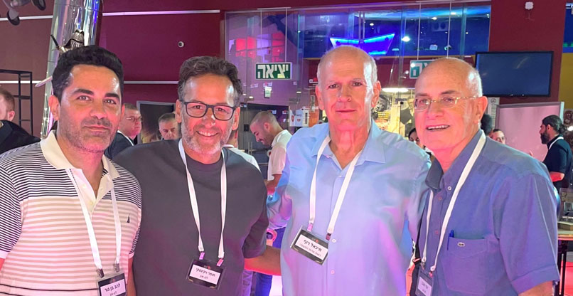מימין: יוסי שגב, מייסד ומנכ"ל משותף בלוג-און תוכנה; מיכאל רוף, מנמ"ר רשות שדות התעופה; תומר ויקינסקי, מנהל פעילות היוצעים והפרויקטים בלוג-און; ולהב בן-גור, סמנכ"ל מכירות במערך היועצים של לוג-און.