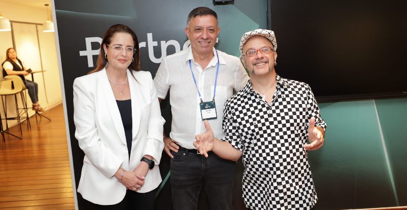 מימין לשמאל: קובי אוז, סולן טיפקס; אבי גבאי, מנכ"ל קבוצת התקשורת פרטנר; ודגנית קרמר, משנה למנכ"ל פרטנר.