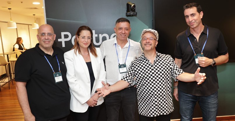 מימין לשמאל: אסף אביב, סמנכ"ל שיווק ותוכן, פרטנר; קובי אוז; אבי גבאי, מנכ"ל פרטנר; דגנית קרמר, משנה למנכ"ל פרטנר; ואבי דבורה, סמנכ"ל חטיבת לקוחות עסקיים.