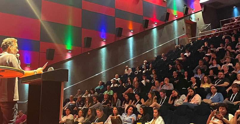 על הבמה: תומר ויקינסקי, מנכ"ל לוג-און יועצים ופרויקטים.