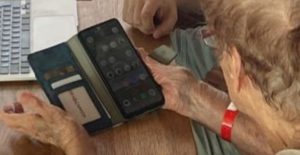 אחת המפונים מיישובי הנגב המערבי, שהסתייעו במתנדבי הפרויקט.