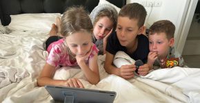ילדי משפחת אורנר עם המחשב שקיבלו מקרן אתנה. מימין: שחר, אופיר דניאל, ואריאל.