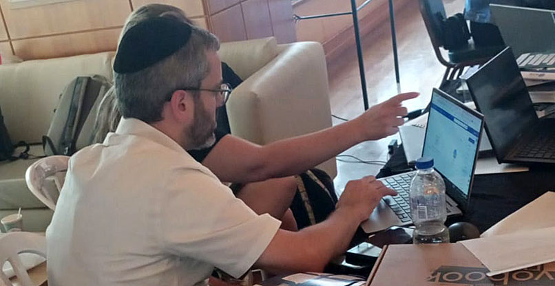 אחד המתנדבים בפרויקט.