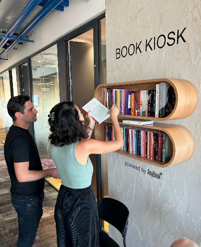 קיוסק הספרים אשר נבחרו על ידי AI של חברת אניבוק.