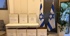 ארגזים עם תרומות ודגלי ישראל במשרדי רדוור.