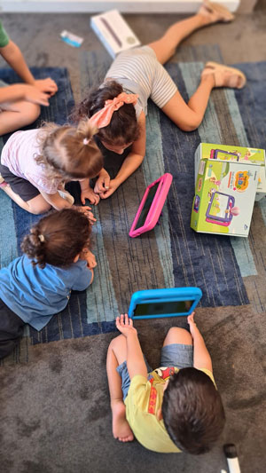 ילדים מיישובי העוטף משתמשים בטאבלטי TAB TAB KiDS, מתנת סאני תקשורת וסמסונג.