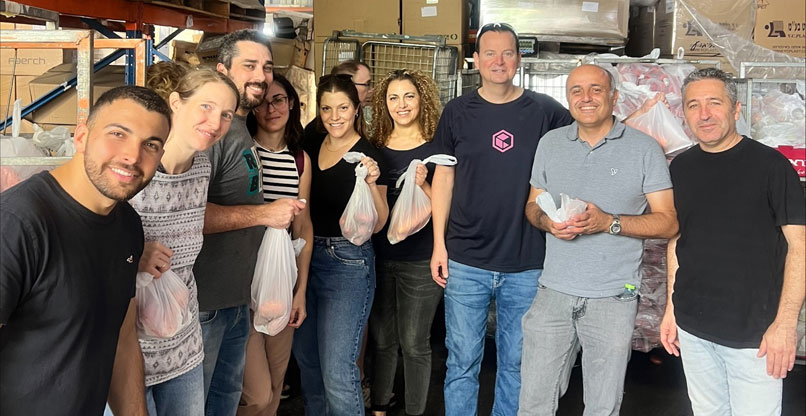 צוות קומוולט מתנדב אצל אחד החקלאים בדרום.