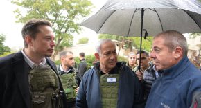 יזם הטק אילון מאסק לצד ראש הממשלה, בנימין נתניהו, ונציג צה"ל, בסיור בכפר עזה בעת ביקורו השבוע בישראל.