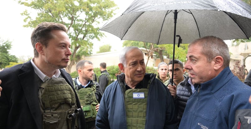 אילון מאסק לצד ראש הממשלה, בנימין נתניהו, ונציג צה"ל, בסיור בכפר עזה בעת ביקורו בישראל.